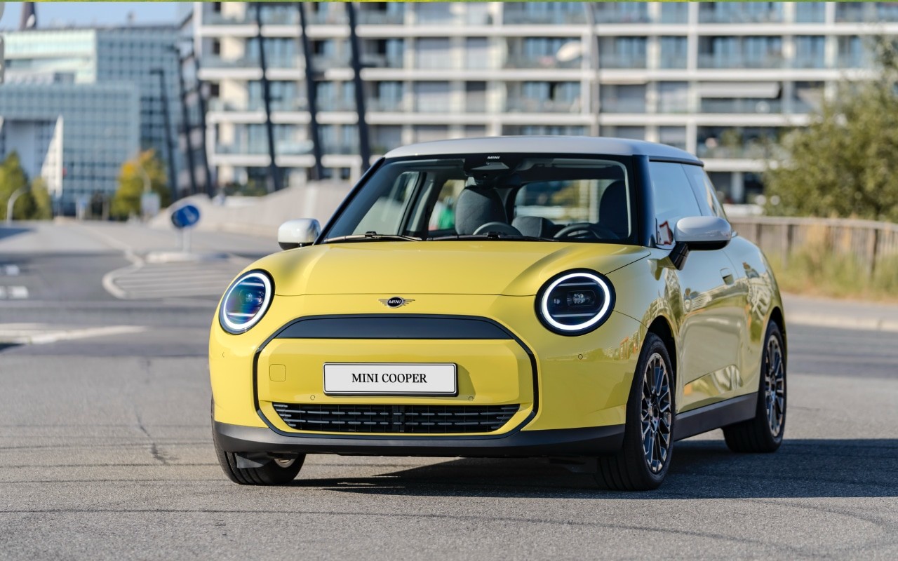 „MINI Cooper E“  Pasiūlymo kaina 40 420 Eur.